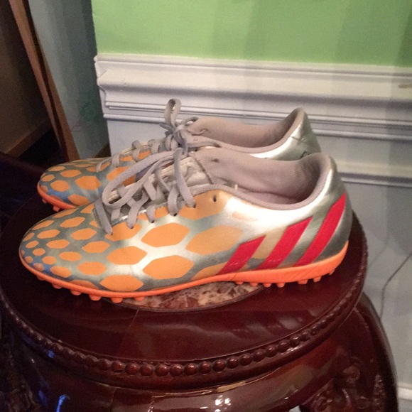 Woman’s Adidas soccer shoes great condition - Picture 6 of 7
